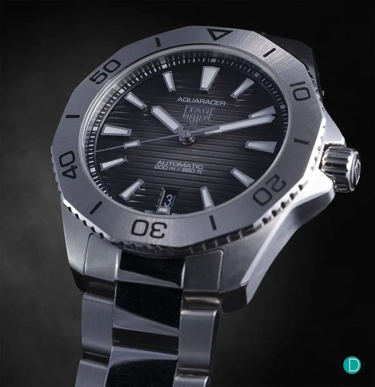 tag-heuer-aquaracer-oblique-right.webp