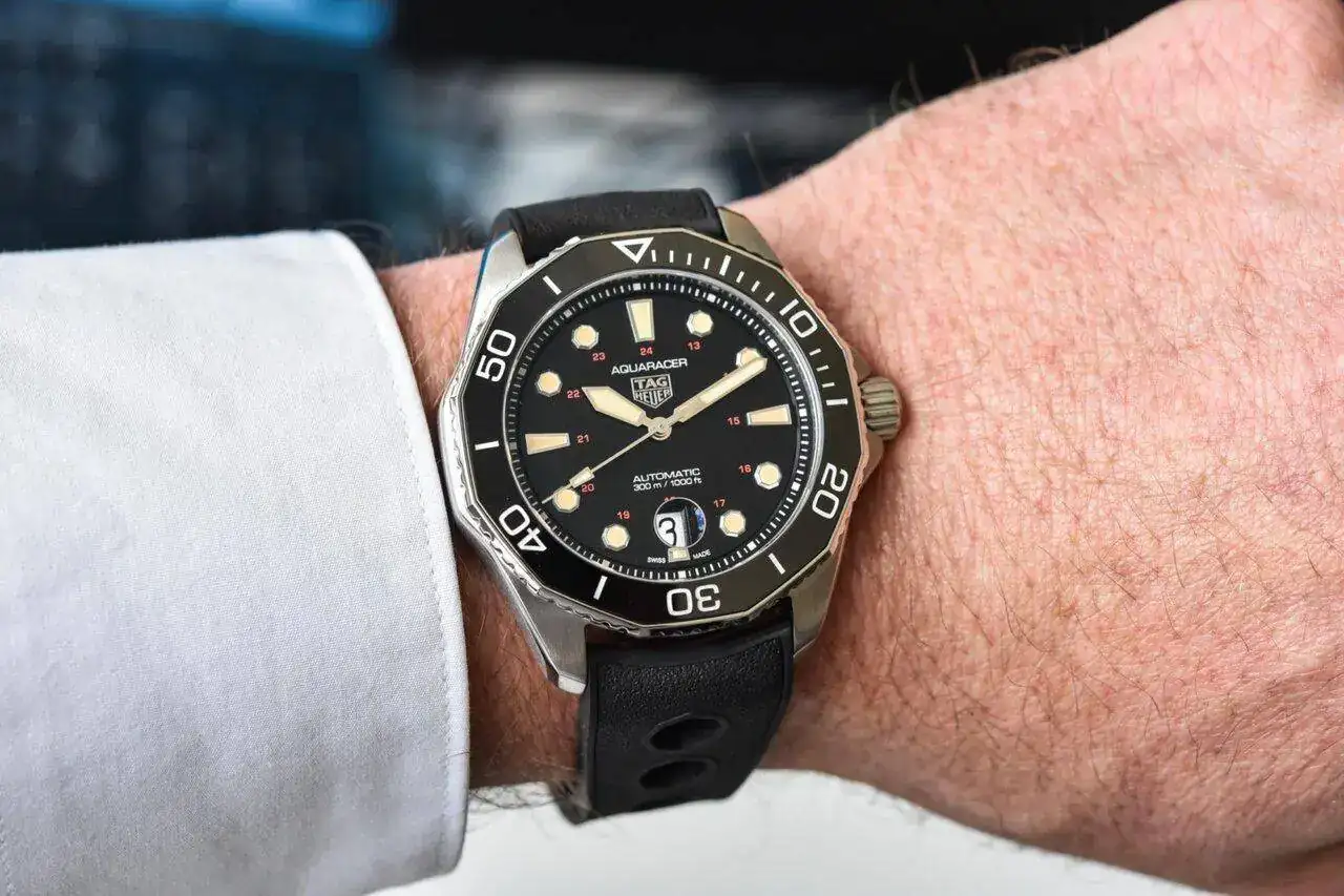 TAG-Heuer-Aquaracer-Professional-300-Tribute-to-Ref-844-limited-edition-WBP208C.FT6201-hands-o...jpg