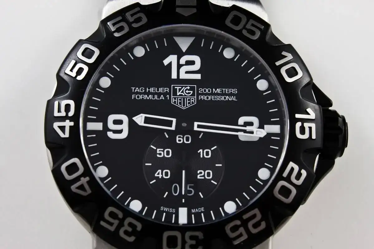 tag-heuer-f1-grande-date-detail.webp