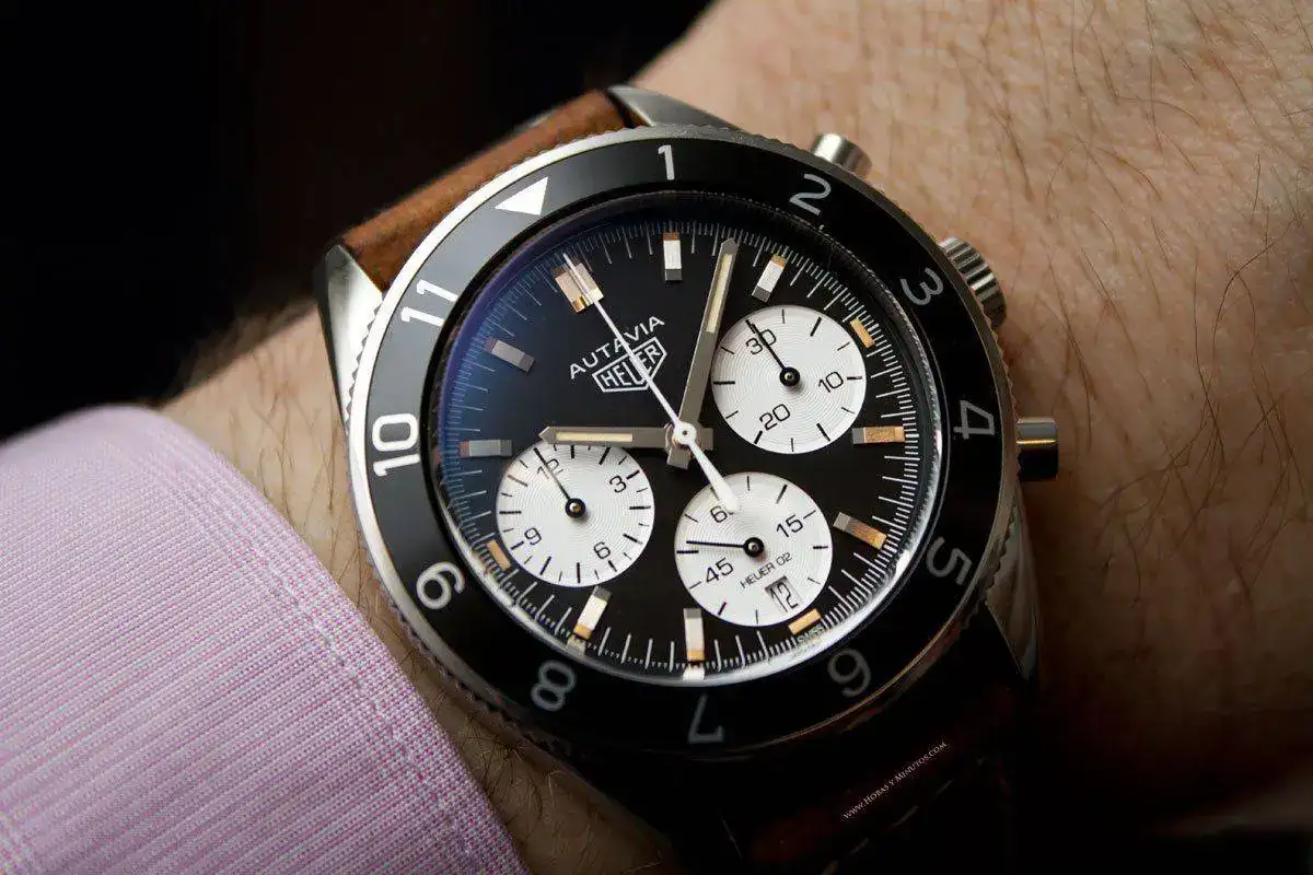 TAG-Heuer-Heritage-Autavia-Calibre-Heuer-02-1-Horas-y-Minutos.webp