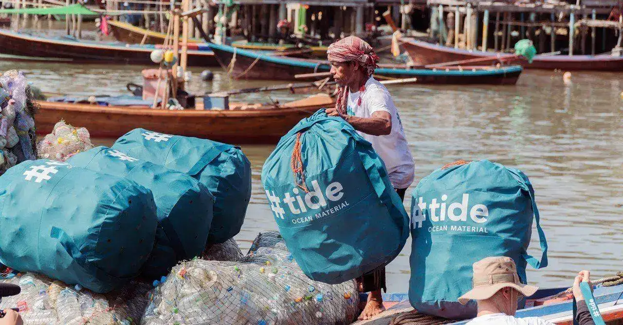 #tide_oceanmaterial_fisherman_loading_plastic_boat_8.webp