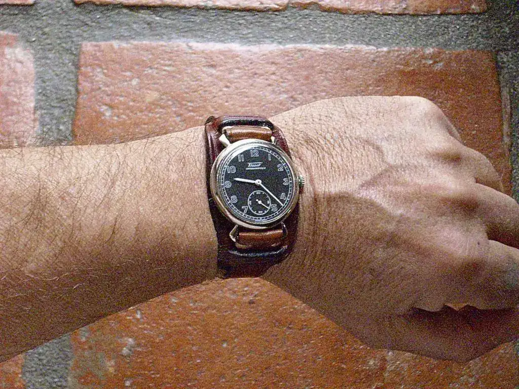 TISSOT EN MUÑECA.webp