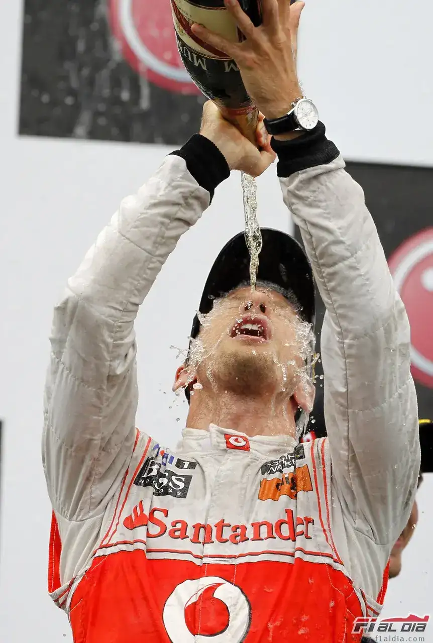 ton-se-ducha-en-champan-en-el-podio-de-canada-2011.webp