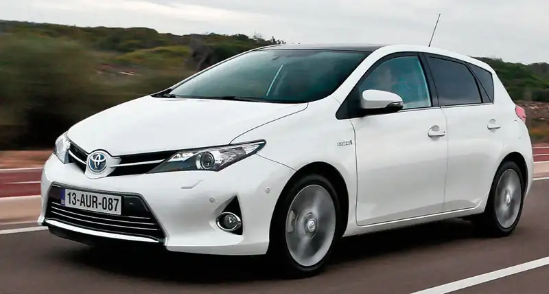 toyota-auris-hybrid-frontal-blanco-2013.304965.webp