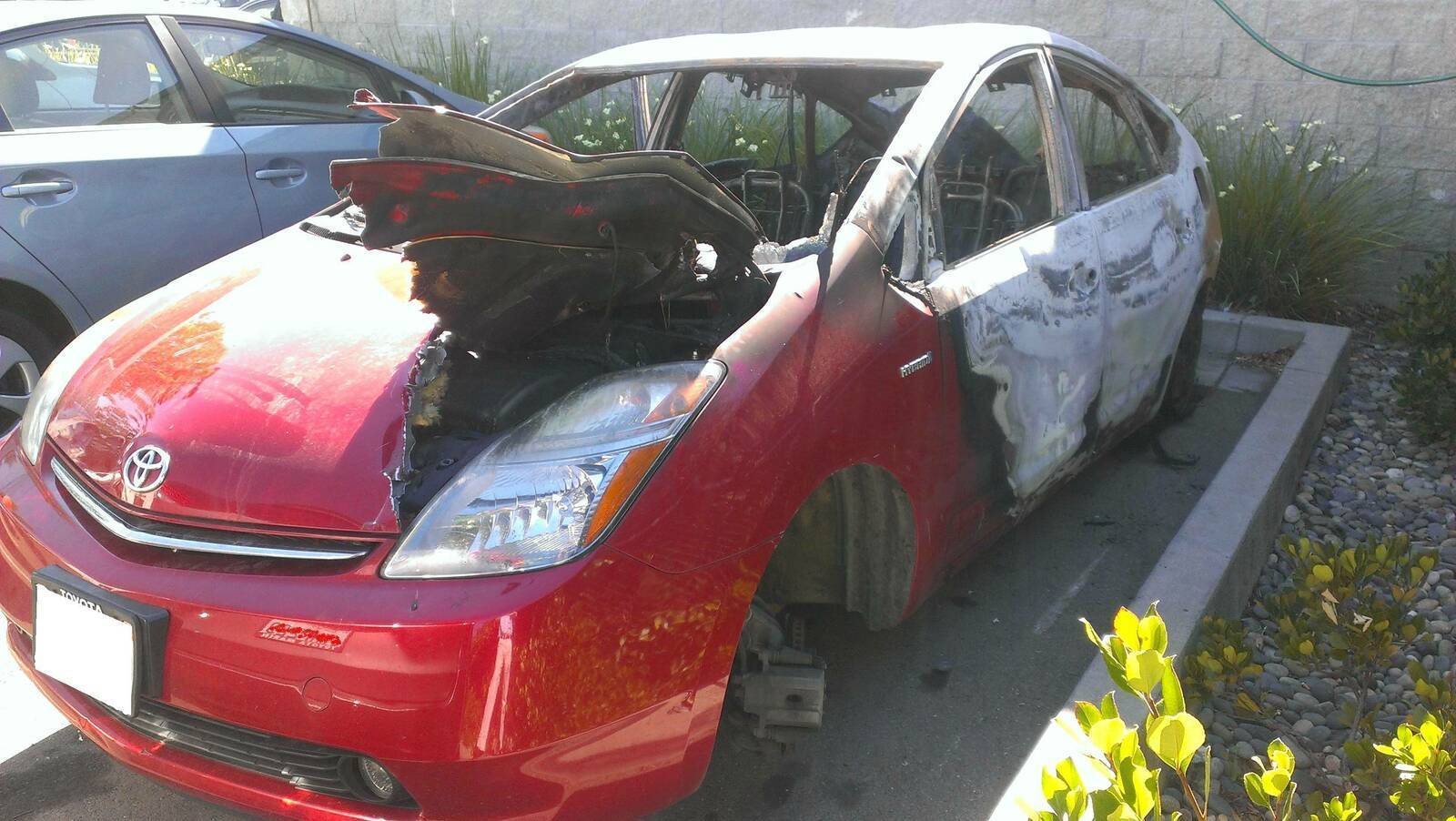 Toyota-Prius-Burn-Fire-Damage-1.jpg