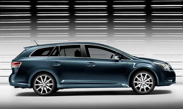 toyota_avensis_tourer_2009_001.webp