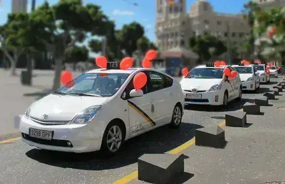 toyota_prius_taxi+2.webp