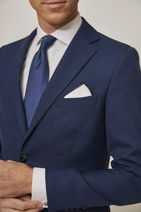 Traje-azul-tinta-detalle.webp