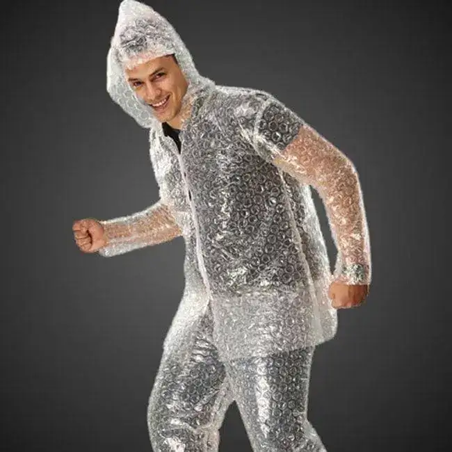 Traje-hecho-con-plástico-de-burbujas-min.webp