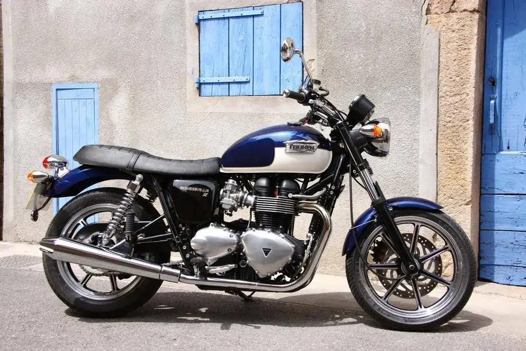 triumph-bonneville-se-limited-edition-ciudad-1.webp