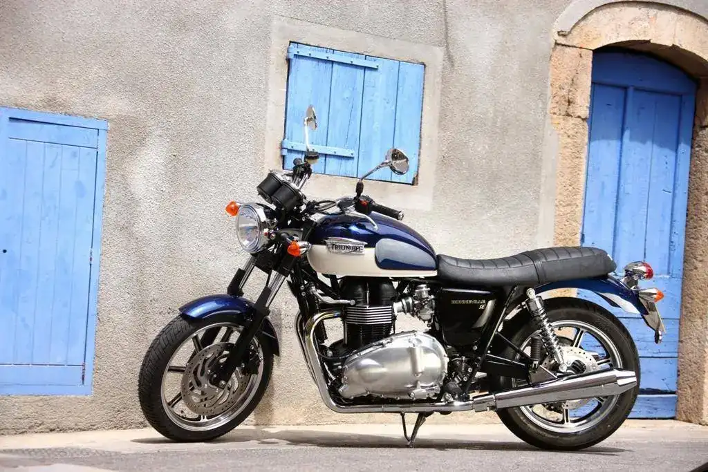 triumph-bonneville-se-limited-edition-ciudad.webp
