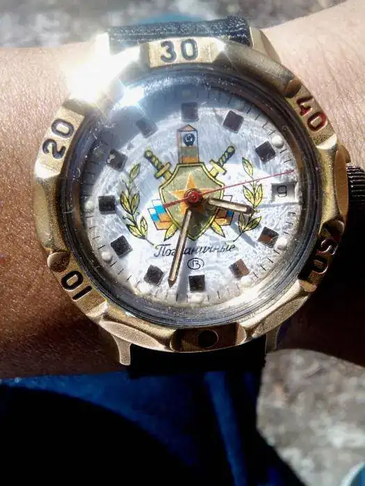 boctok - reloj con dial de tropas de frontera