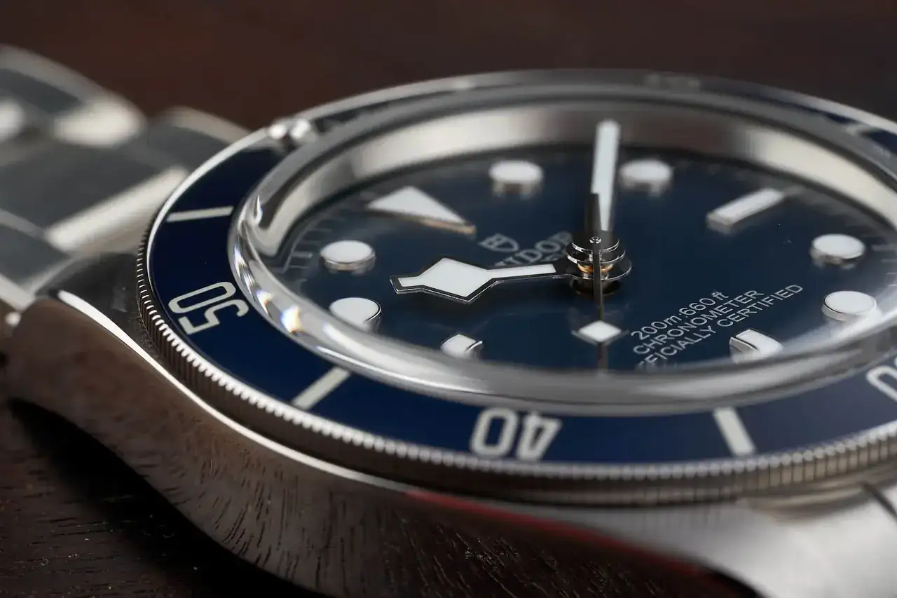 Tudor-Black-Bay-58-Navy-Blue-M79030b-39.webp