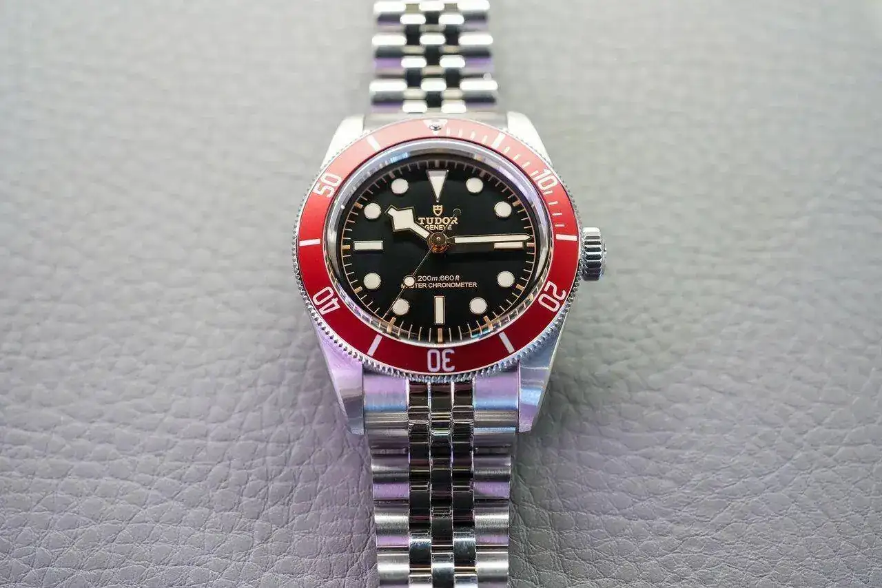 Tudor-Black-Bay-Burgundy-41-Master-Chronometer-Update-2023-Hands-On-Review-M7941A1A0RU-6.webp