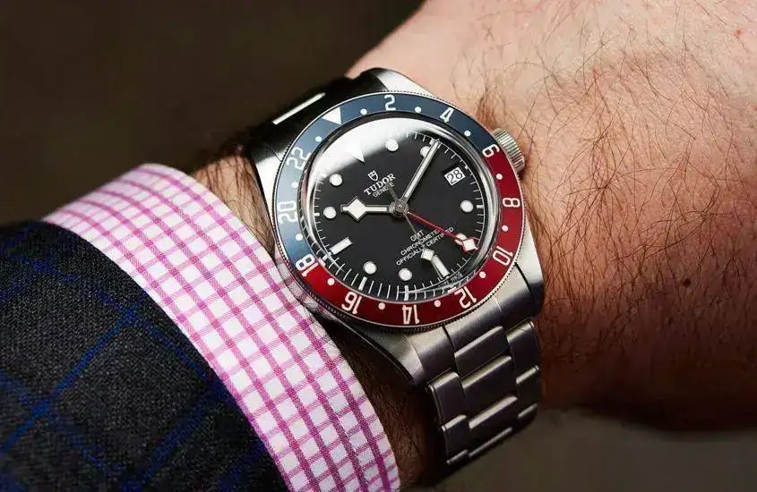 Tudor-Black-Bay-GMT-wrist-845x550.webp