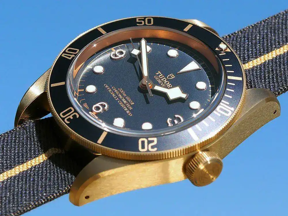 Tudor-Heritage-Black-Bay-Bronze-Blue-Bucherer-12.webp