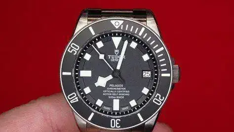 Tudor-Pelagos-Azul-negro.webp