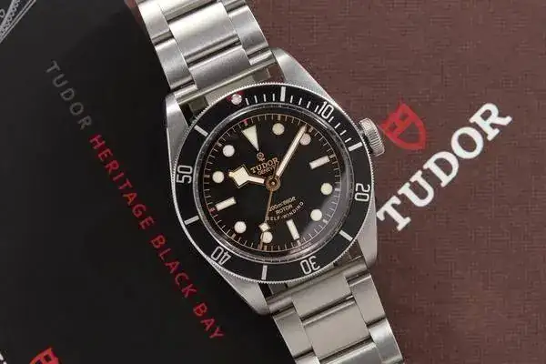 Tudor_Black_Bay_Black_79220N_BOX_AS02496_2_grande.webp