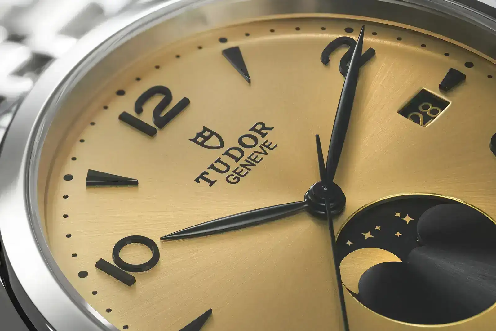 TUDOR_NP25_TUDOR_1926_LUNA_Lifestyle_2.webp