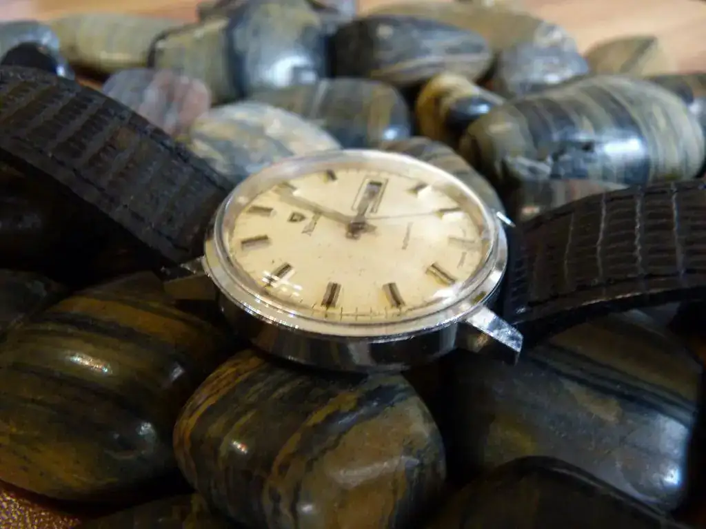 tumbado piedras.webp