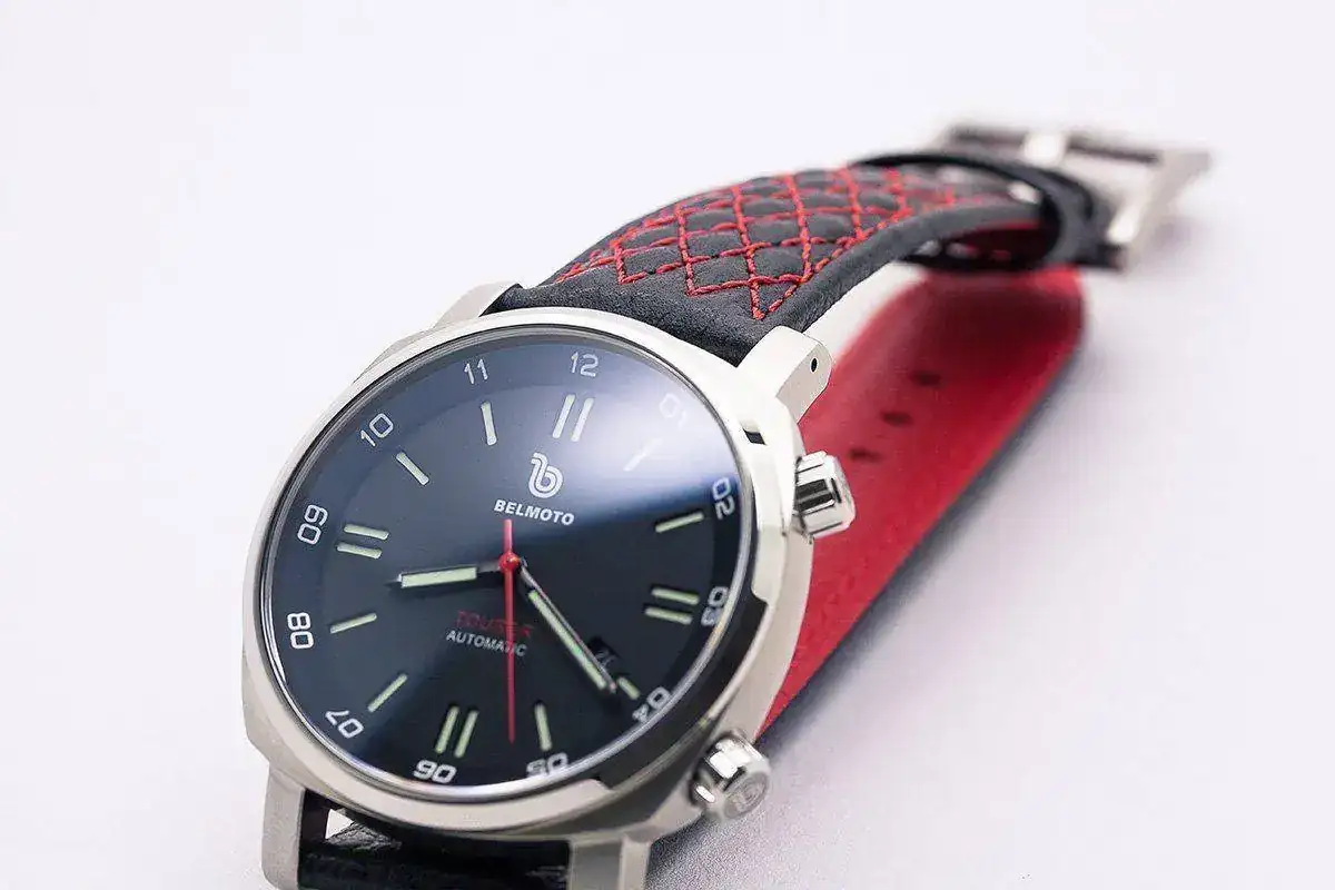 uct-Tourer-Black-Red-0002-Black-Red-Detail-Strap-1.webp