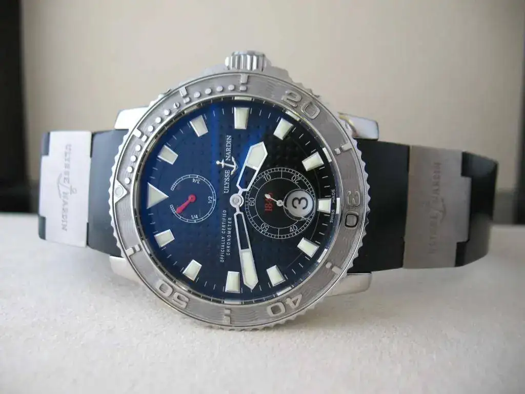 ULYSSE-NARDIN-Maxi-Marine-Diver-Chronometer-43mm-4.webp