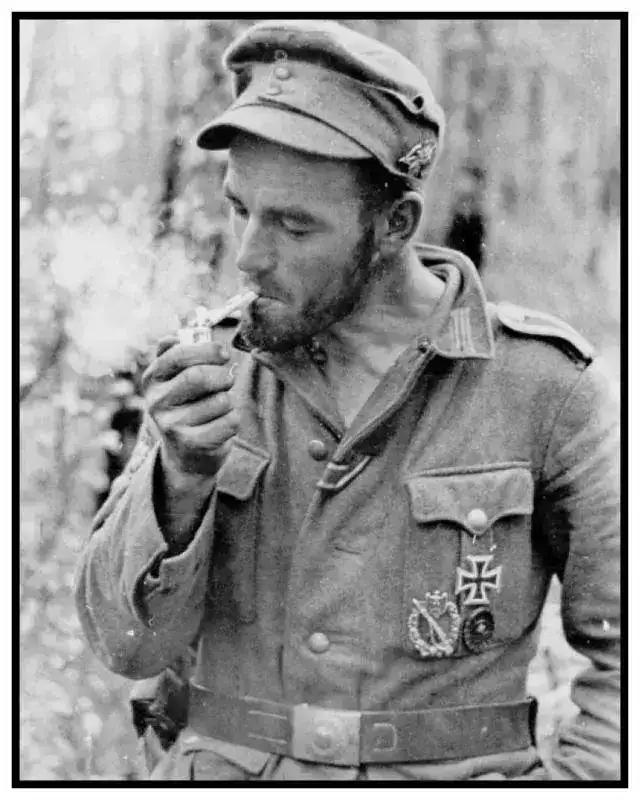 Un Unteroffizier GebirgsjaÂ¨ger allemand lors d'une pause cigarette.webp