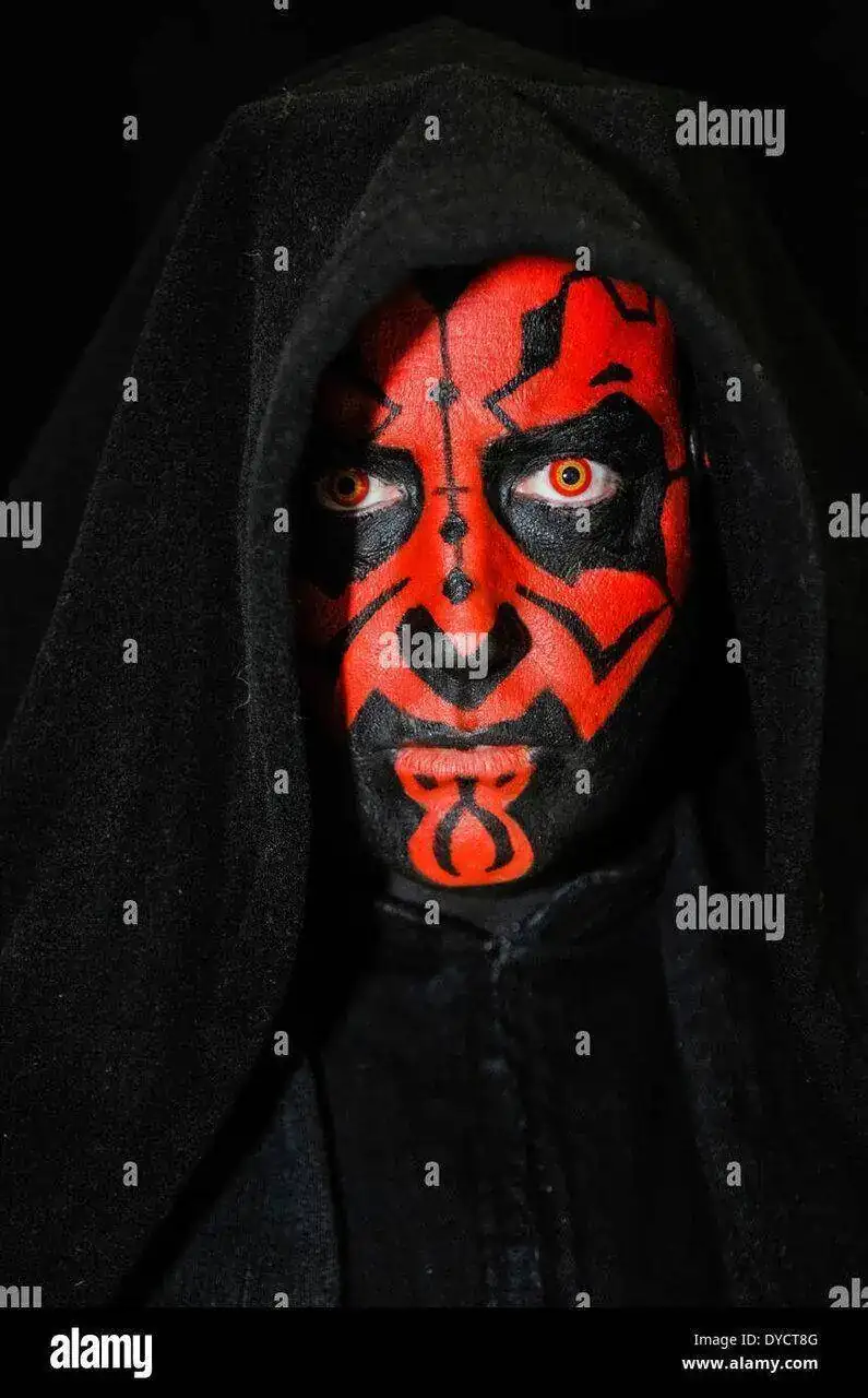 un-ventilador-vestida-como-el-senor-de-los-sith-darth-maul-de-star-wars-dyct8g.webp