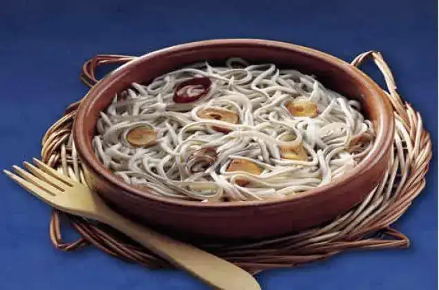 una-cazuela-de-angulas.webp