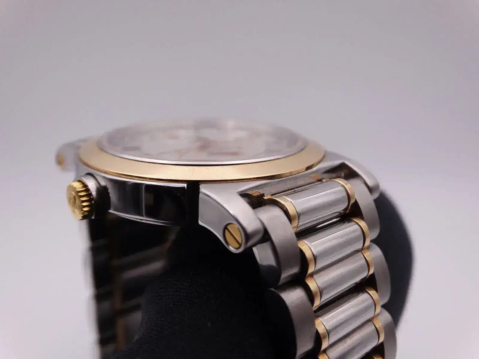 universal geneve automatic power reserve 3889.webp