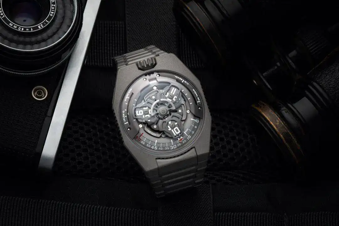 urwerk_UR-100V_titanium-1.webp