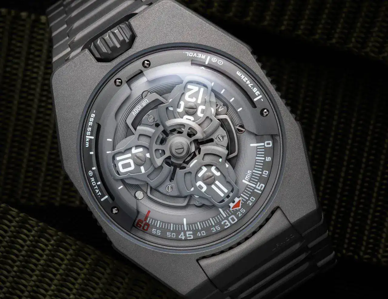 urwerk_UR-100V_titanium-2.webp