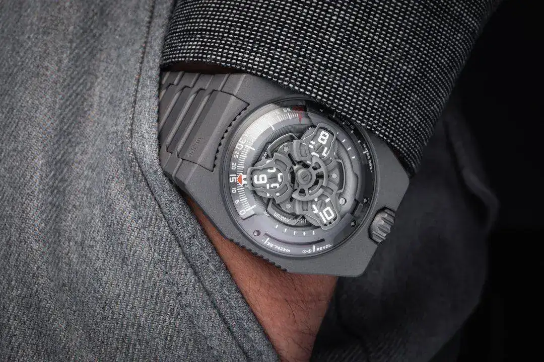 urwerk_UR-100V_titanium-3.webp