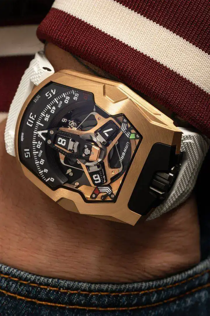 URWERK_ur220rg_3.webp