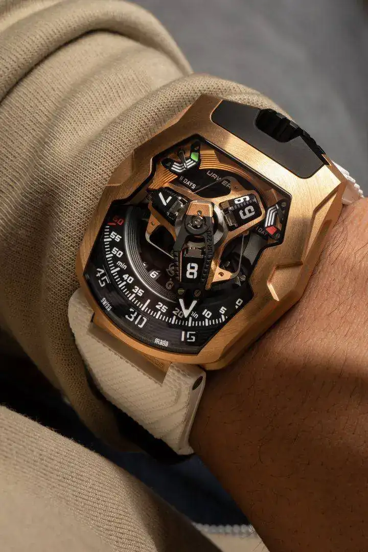 URWERK_ur220rg_4.webp