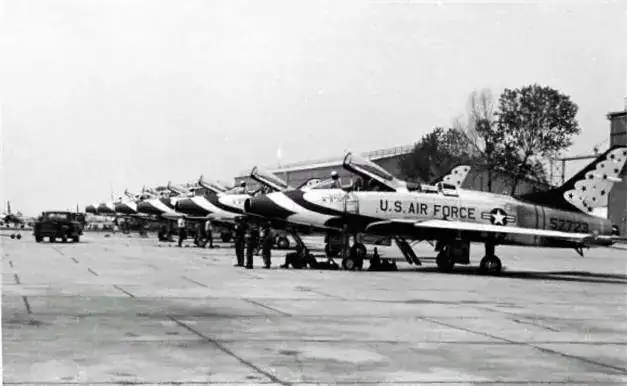 USAF%20Thunderbirds%20196X.webp
