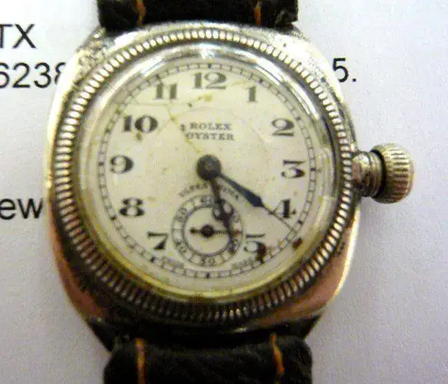ushion-cased-enamel-dial-wristwatch-m041220081face.webp