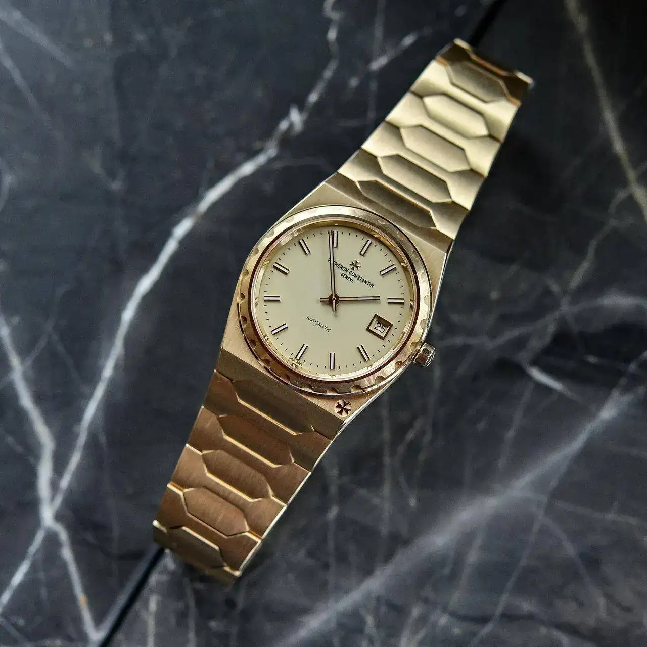 Vacheron-Constantin-Historiques-222-Re-Edition-Yellow-Gold-2022-4200H_222J-B935-16.webp