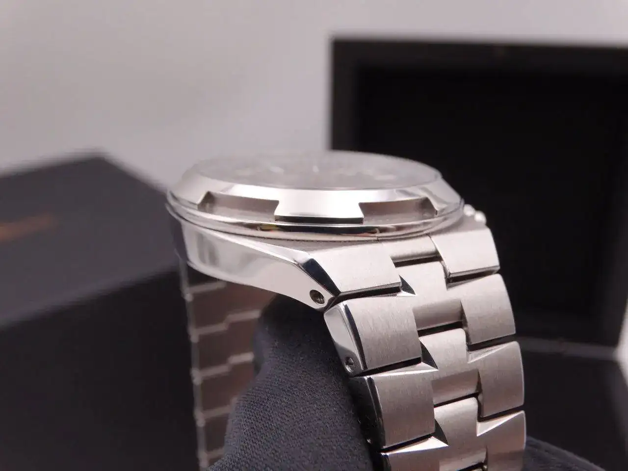 Vacheron Constantin Overseas Dual Time Power Reserve 03876.JPG