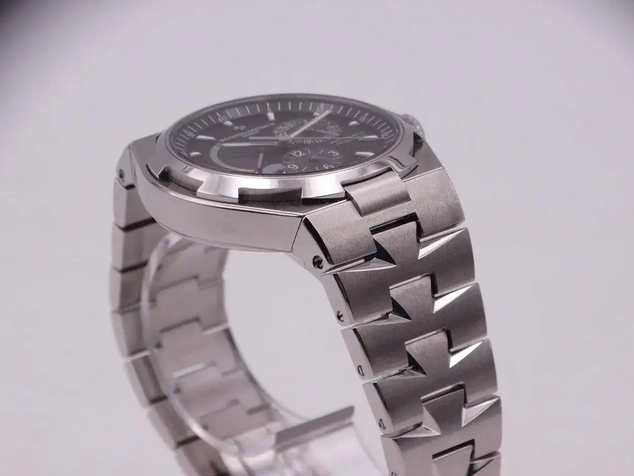 Vacheron Constantin Overseas Dual Time Power Reserve 05893.webp
