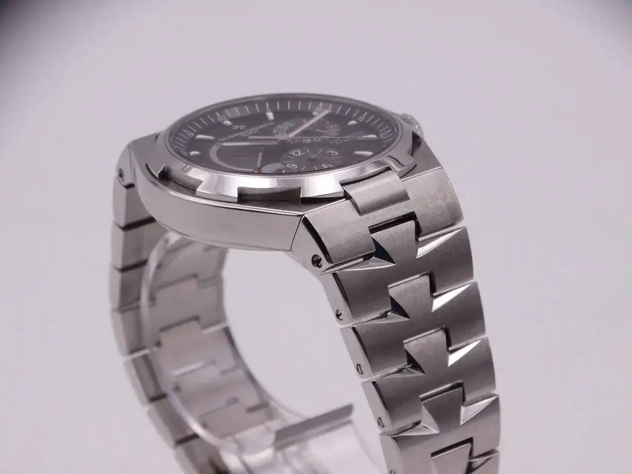 Vacheron Constantin Overseas Dual Time Power Reserve 05893.webp