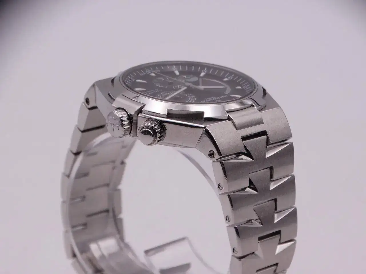 Vacheron Constantin Overseas Dual Time Power Reserve 05895.webp