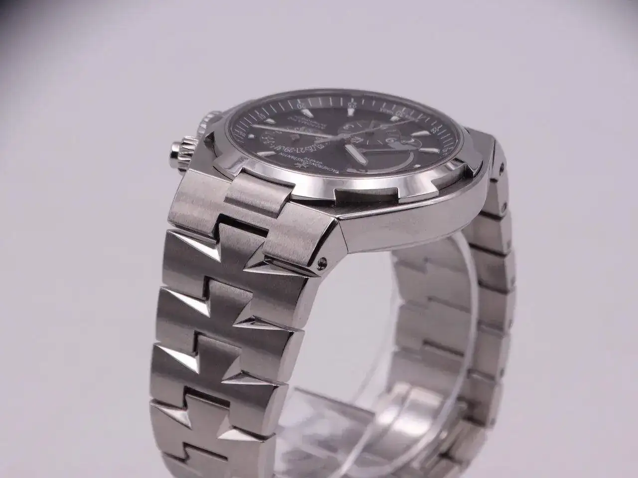 Vacheron Constantin Overseas Dual Time Power Reserve 05896.webp