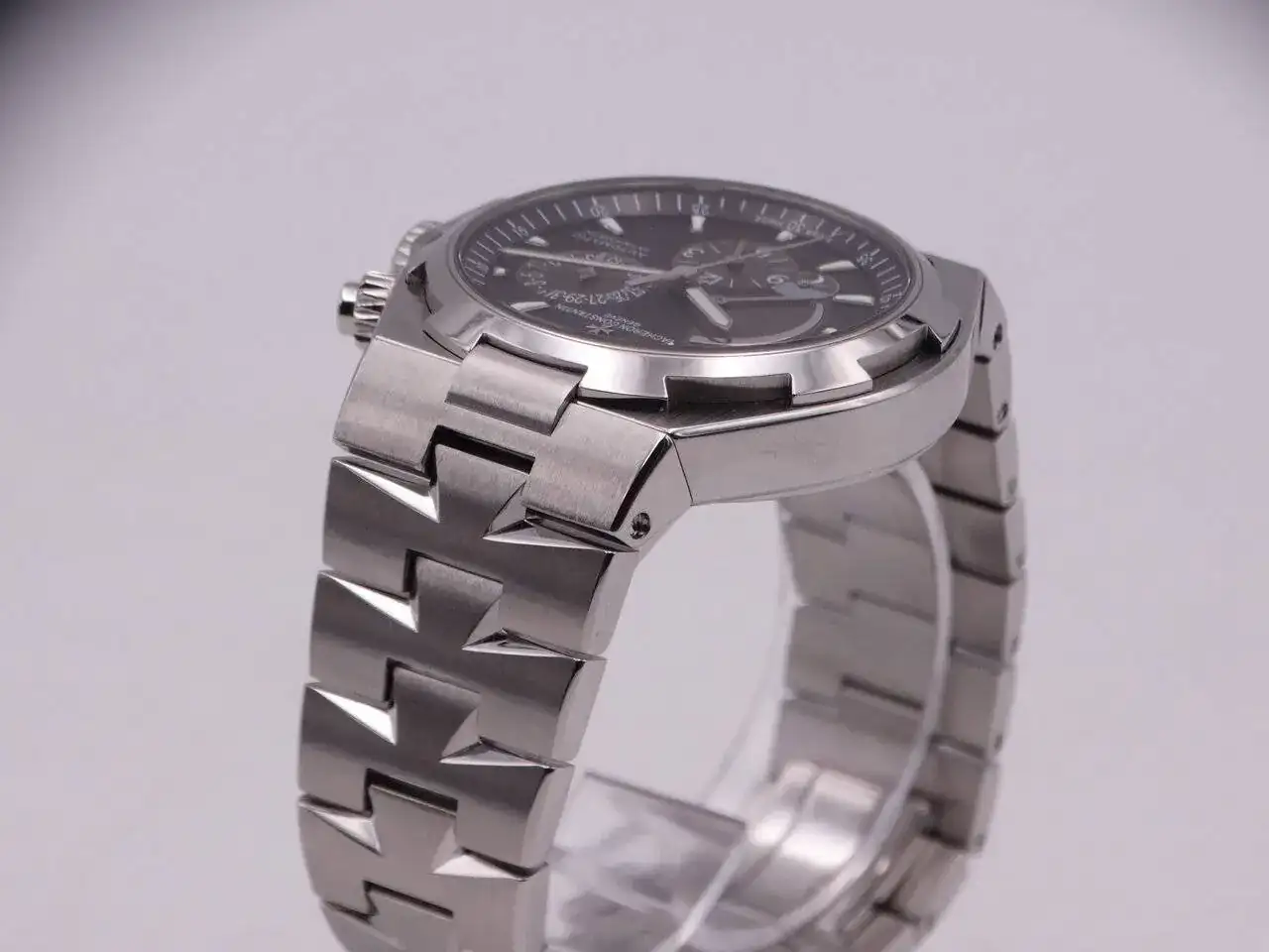 Vacheron Constantin Overseas Dual Time Power Reserve 05896.webp