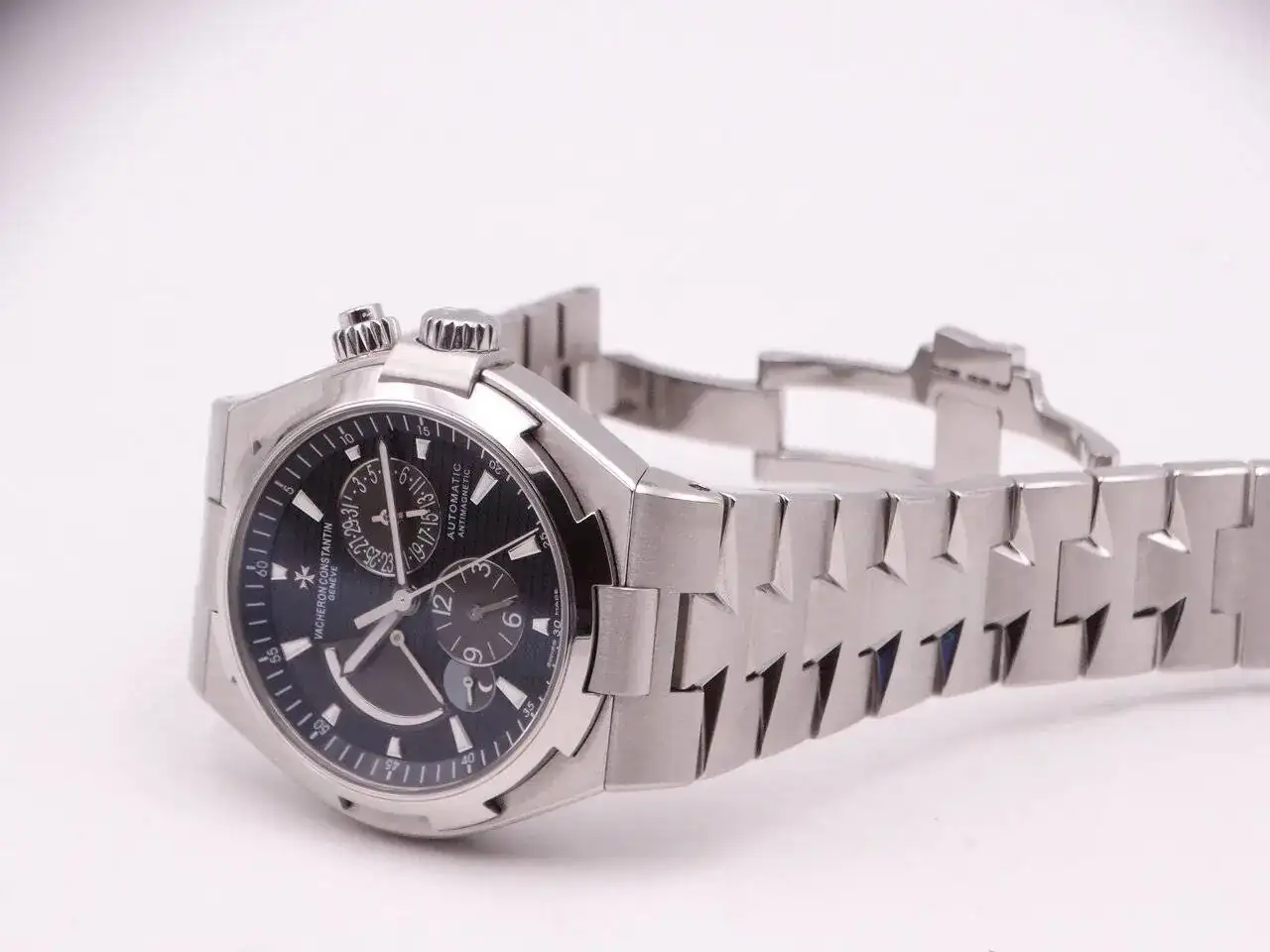 Vacheron Constantin Overseas Dual Time Power Reserve 05901.webp
