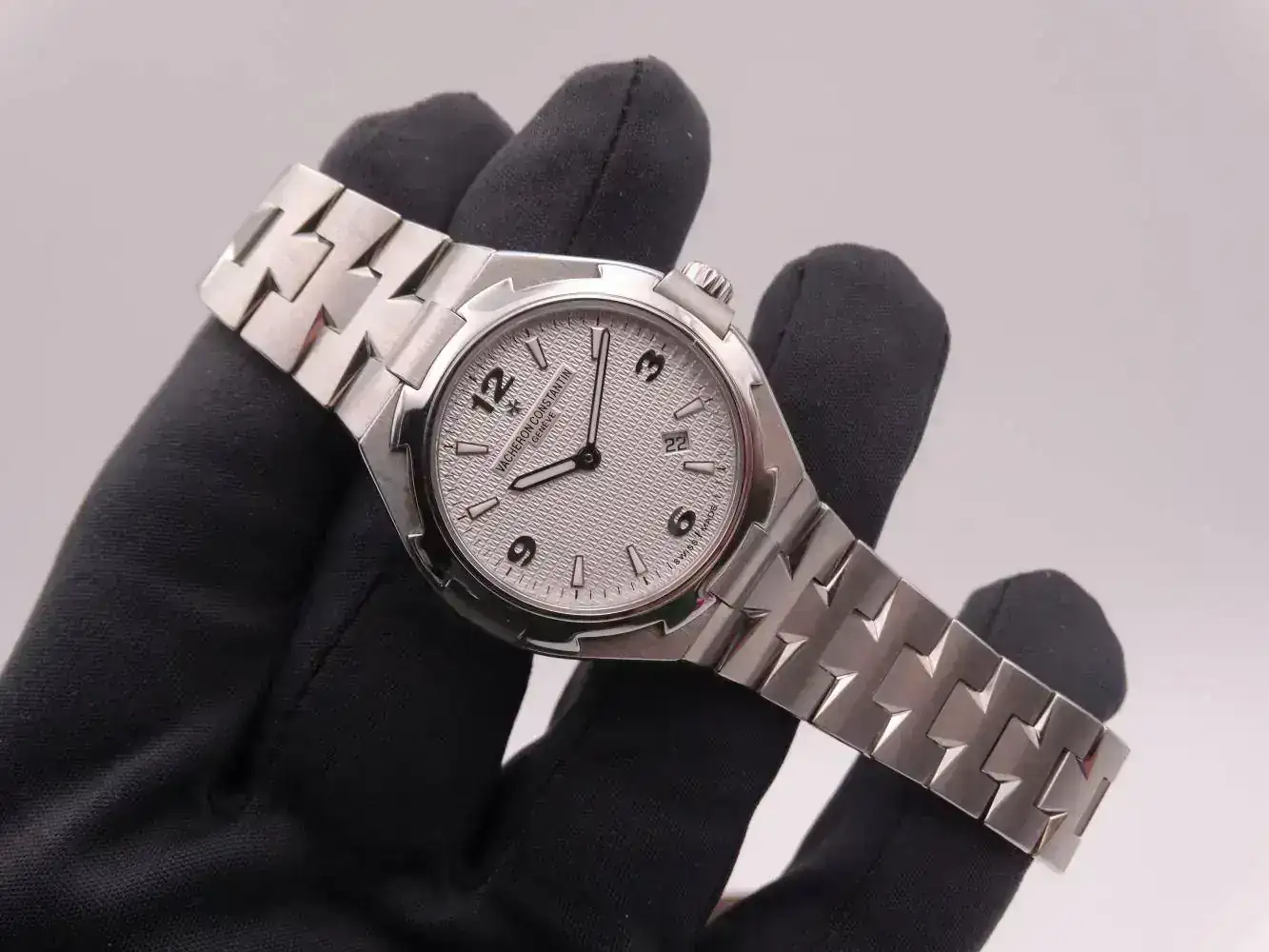 Vacheron Constantin Overseas Quartz  7273.jpg