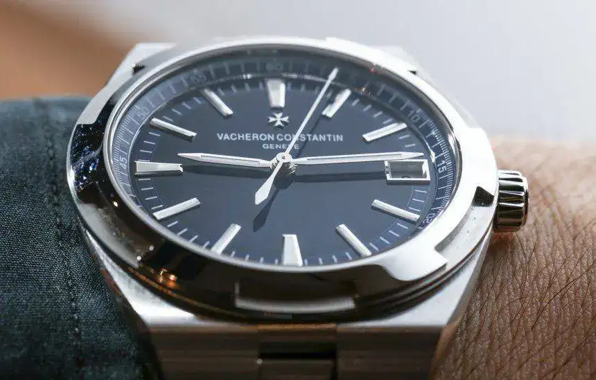 Vacheron-Constantin-Overseas-Simple-Date-15.webp