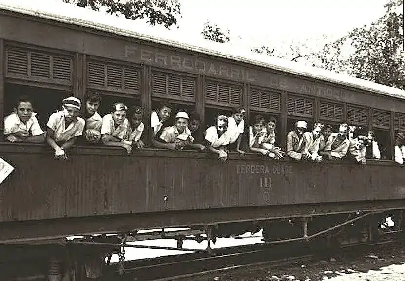 Vagón -Tercera Clase- del Ferrocarril de Antioquia 1950 foto Digar.BPP.webp