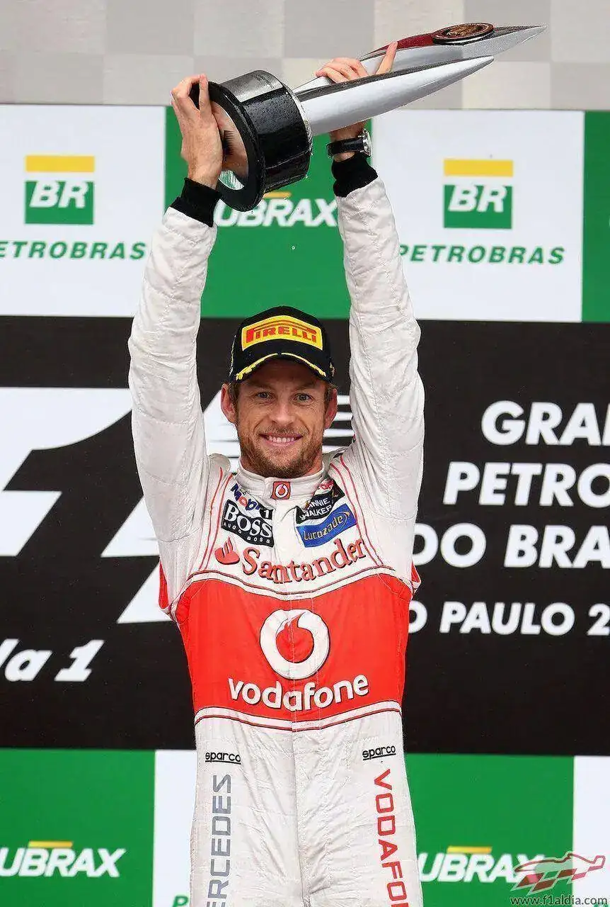 vanta-su-trofeo-de-ganador-en-el-gp-de-brasil-2012.webp