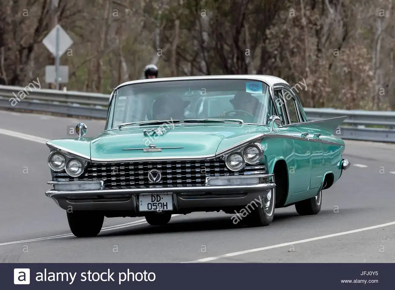 vintage-1959-buick-lesabre-sedan-conducir-en-carreteras-del-pais-cerca-de-la-localidad-de-bir...webp